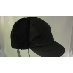 CAPPELLO IMPERMEABILE CON PARAORECCHIE IN ECOPELLICCIA