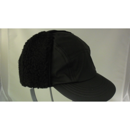 CAPPELLO IMPERMEABILE CON PARAORECCHIE IN ECOPELLICCIA