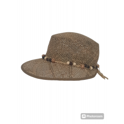 CAPPELLO VISIERONE INTRECCIATO CON COLLANA